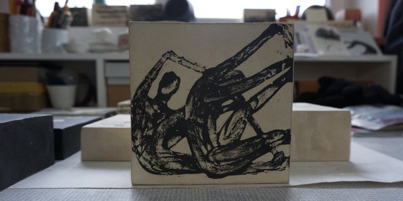Die Künstlerin bei der Arbeit Adelheid Fuss im Atelier
